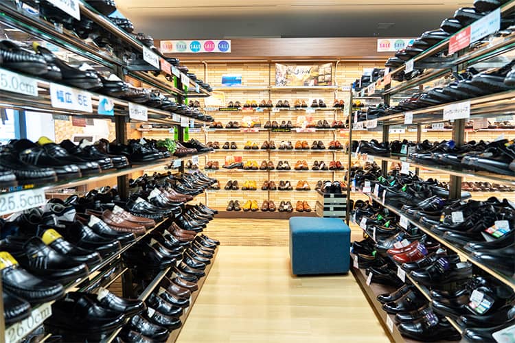 オーソドックスなデザインのコンサバ系ビジネスシューズは、オフィススタイルにピッタリ。一般的なスーツ、グレー等のスラックスによく合う靴です。
